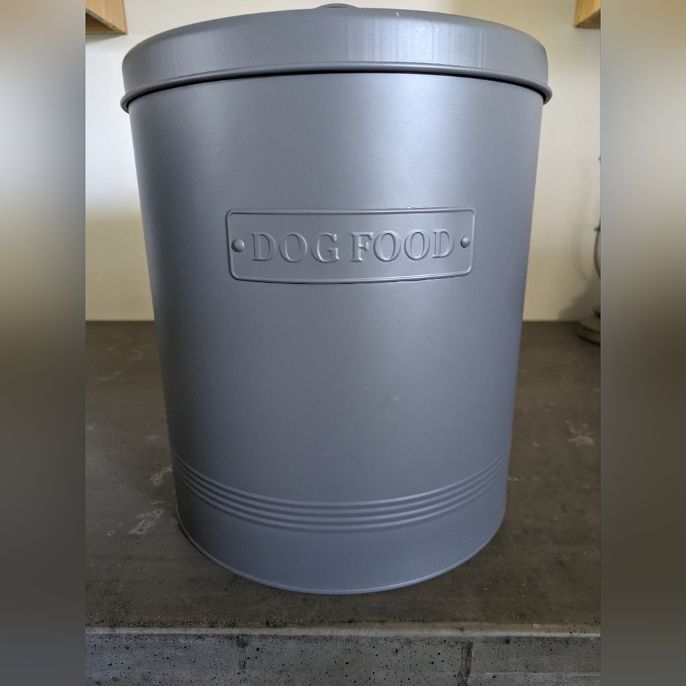Dog food container